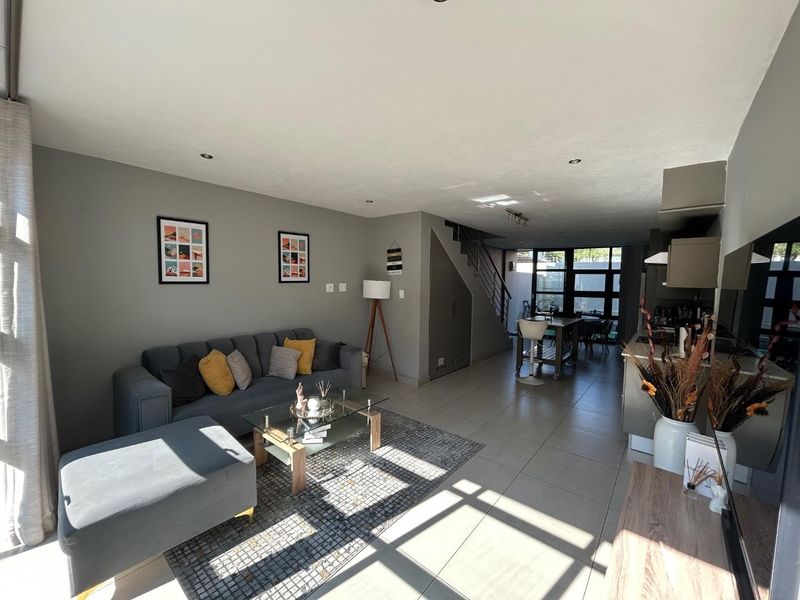 Spacious 2-Bed Townhouse in Die Wilgers – Modern & Bright! - Photo 1