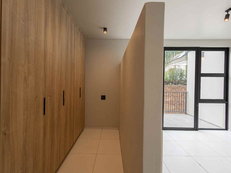 Ultra-Modern Top-Floor Apartment in Prestigious Waterkloof - Photo 9