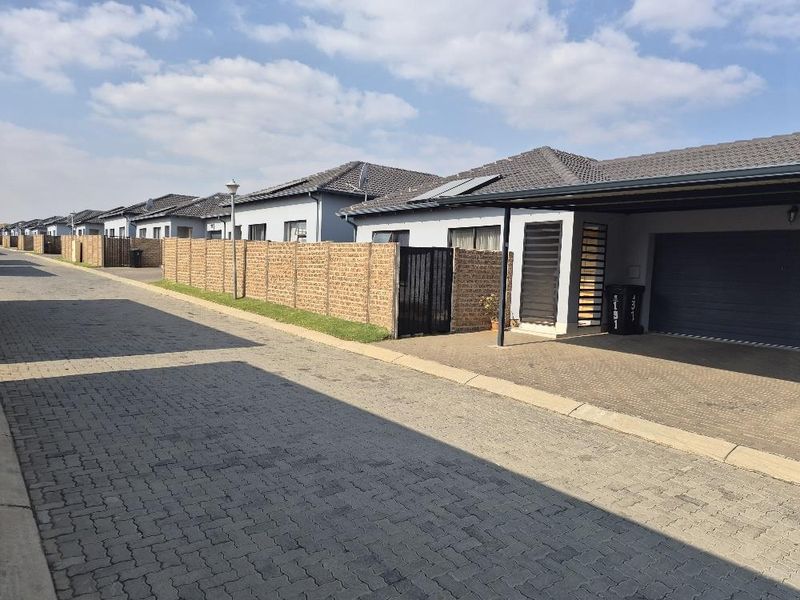 Three beds townhouse in secured estate - Photo 2