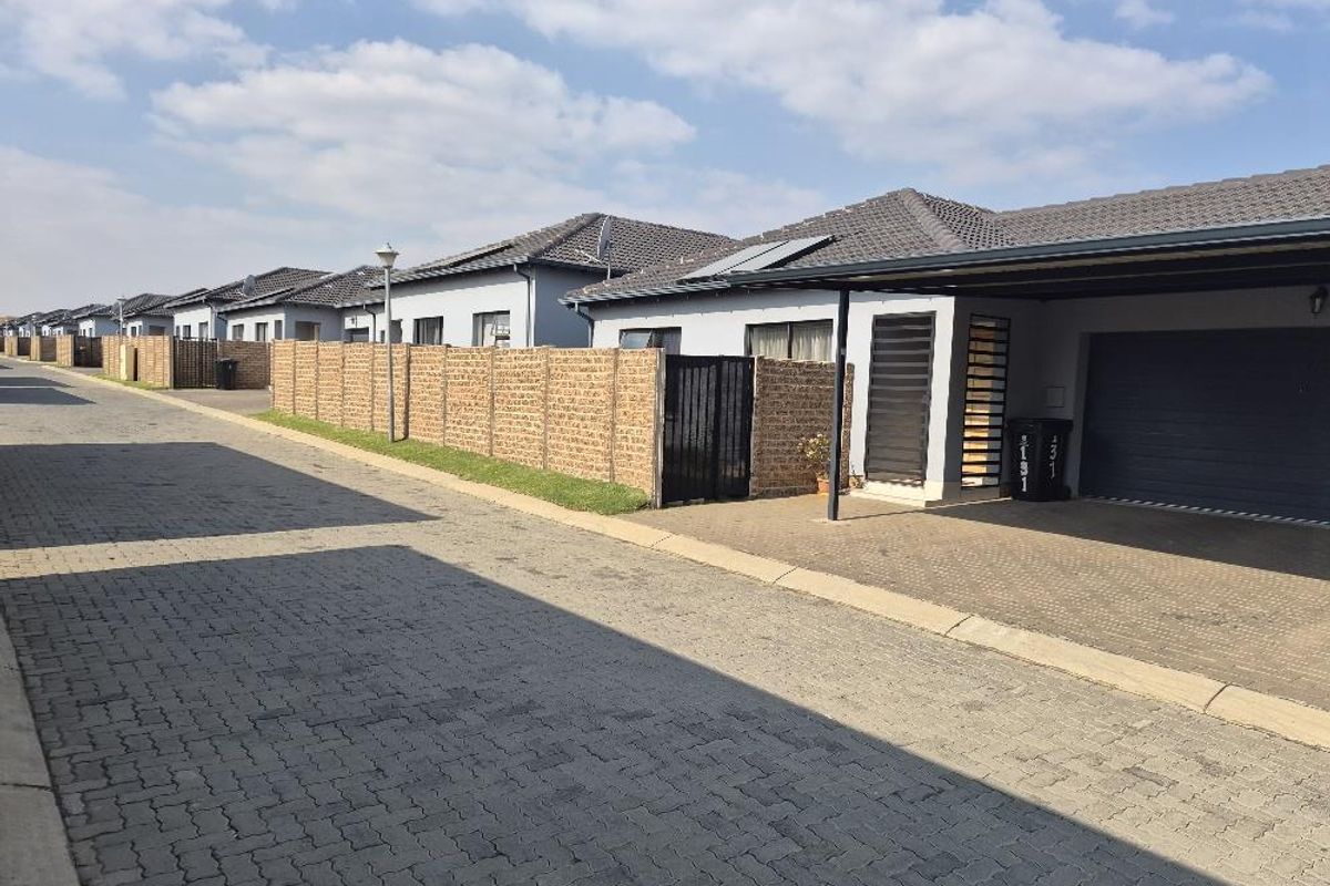 Three beds townhouse in secured estate - Photo 2