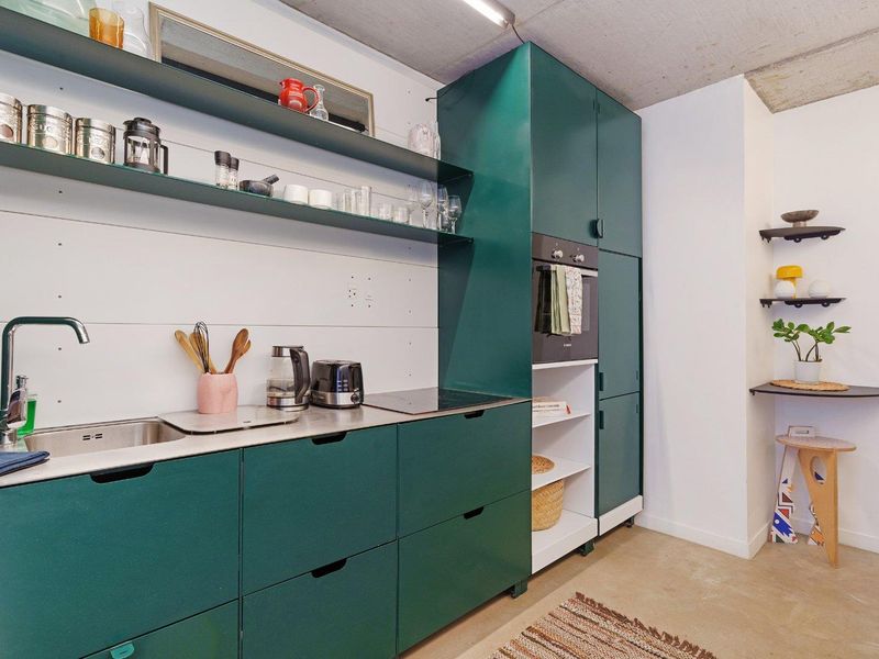 Slick fully furnished city pad - Photo 2