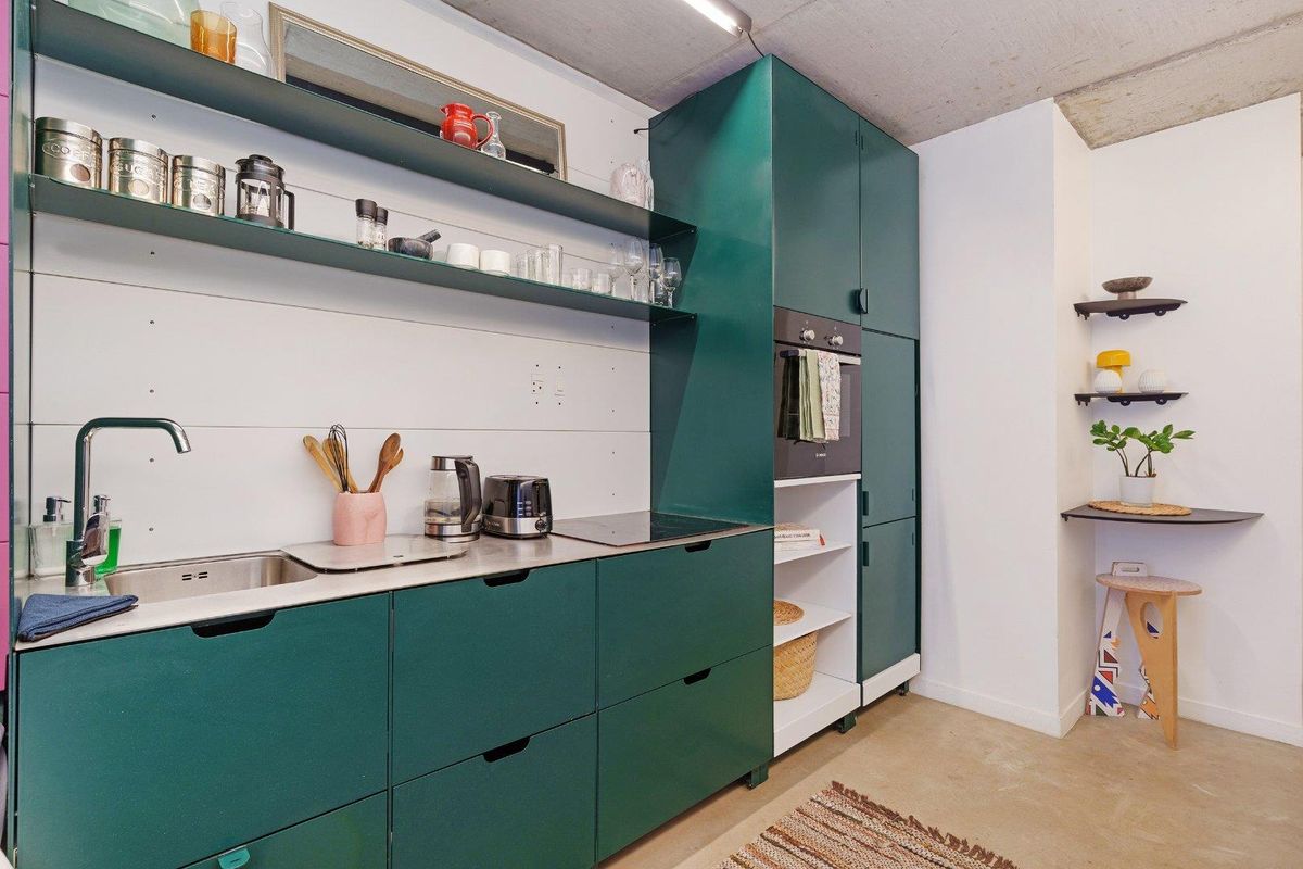 Slick fully furnished city pad - Photo 2