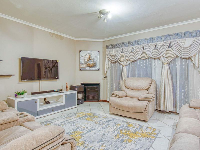 Lovely ground floor pet-friendly unit in secure complex - Photo 5