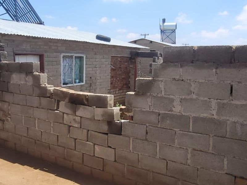 FOUR ROOM HOUSE WITH SUN GEYSER. ANOTHER TWO ROOMS AT BACK ALREADY IN PROGRESS. - Photo 7