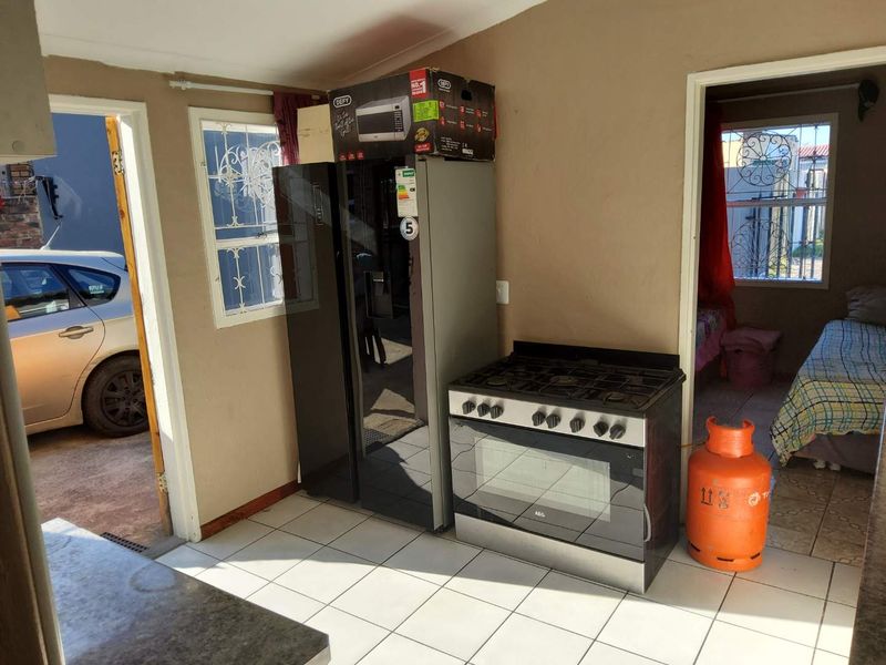 **Spacious Family Home with Additional Flats - Perfect for Investment or Family Living** - Photo 8