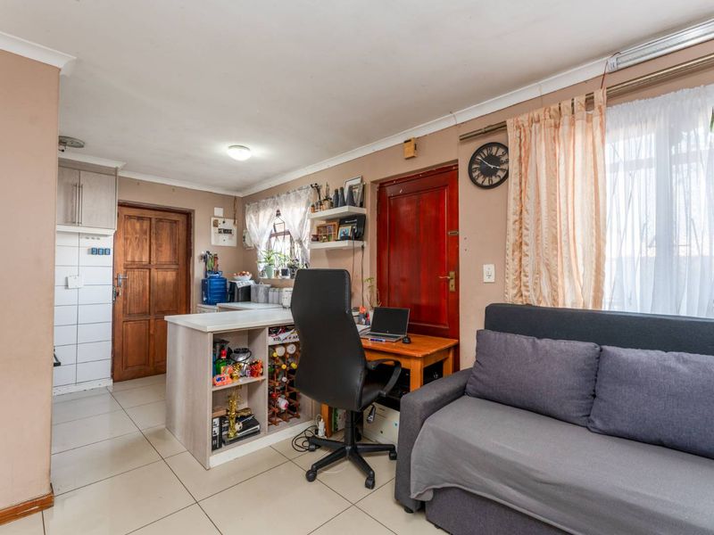 Charming 2 Bedroom Home with Pool in Southfield - Photo 8