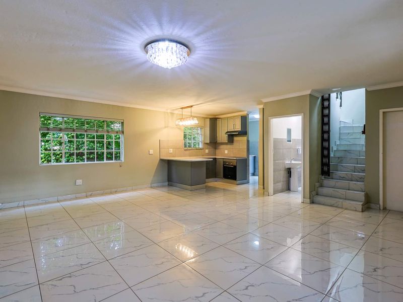 Charming 3-Bedroom Townhouse in Equestria - Photo 9