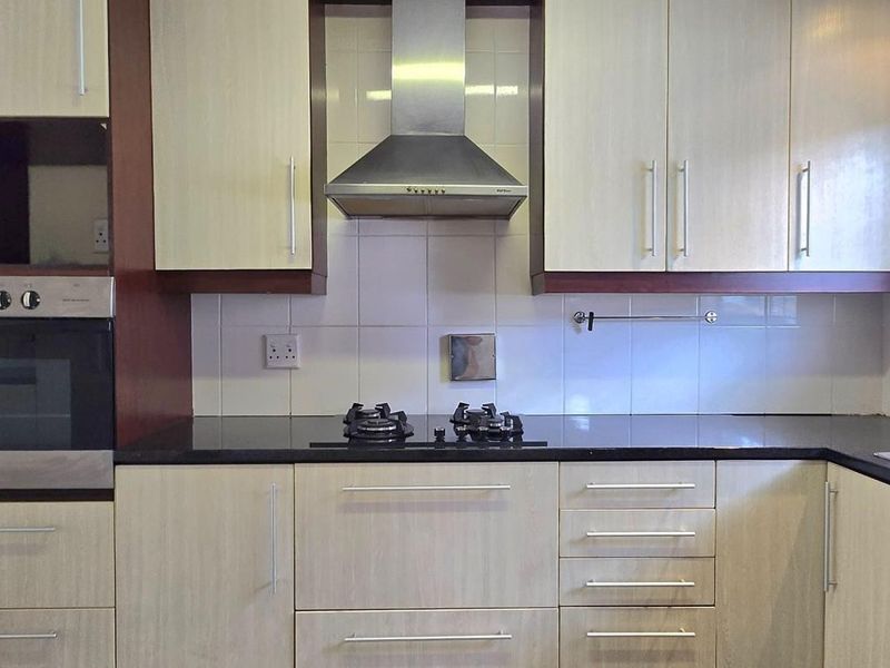 Charming Coastal Home in Franskraal – Walk to the Beach, Shops, and Live the Good Life - Photo 10