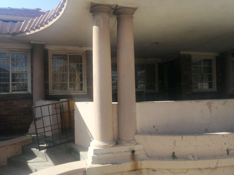 A total renovation is needed! - Photo 2