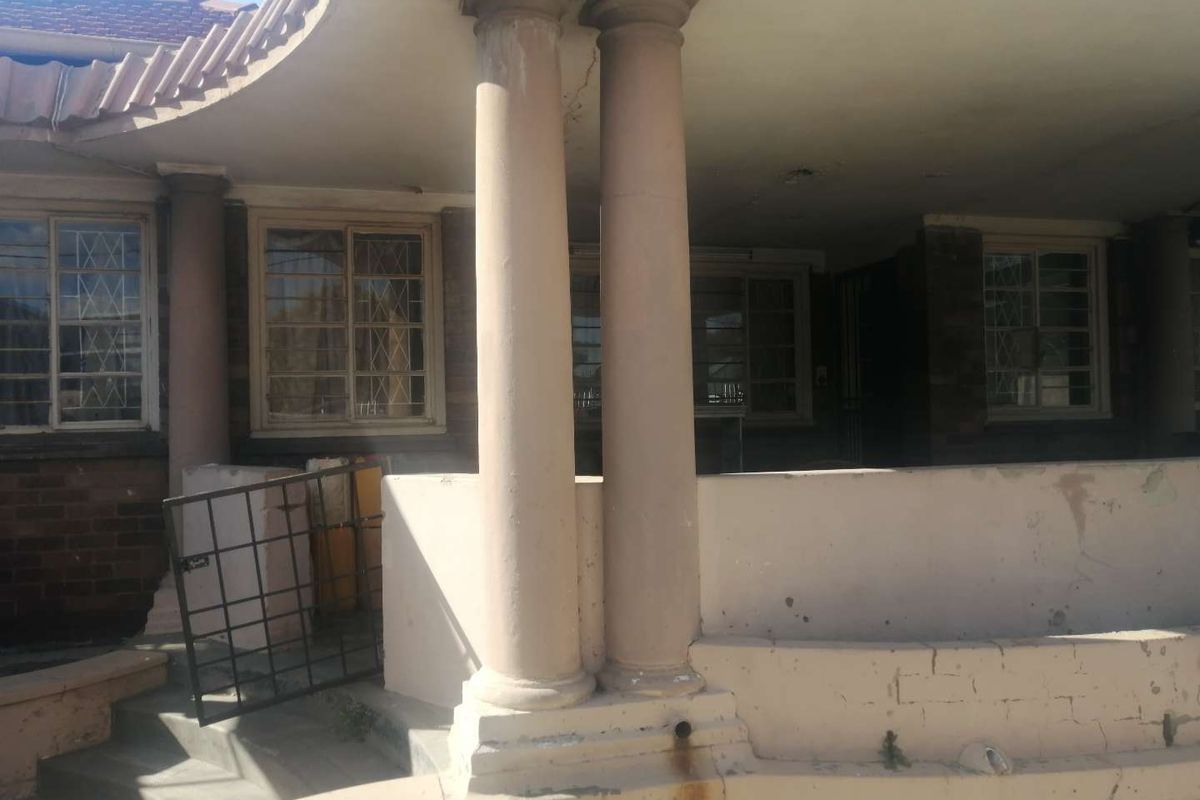 A total renovation is needed! - Photo 2