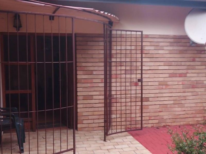 well located bisiness right very neat property - Photo 2