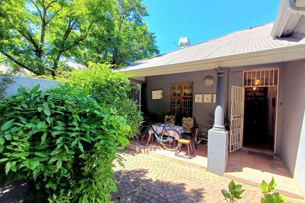 Charming 2 Bedroom Home with timeless features & modern touches - Photo 5