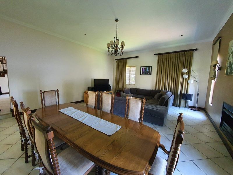 Elegant Family Living in the Prestigious Featherbrooke Estate - Photo 10