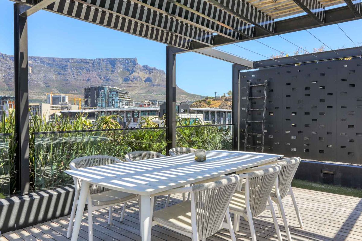 LUXURY PENTHOUSE: PRIVATE ROOFTOP POOL TERRACE & PANORAMIC TABLE MOUNTAIN VIEWS - Photo 2