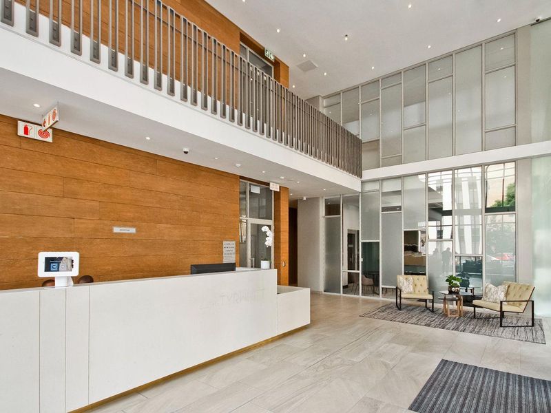 STUPENDOUS 2 BED ULTRA MODERN APARTMENT IN THE ICONIC TYRWHITT COMPLEX - Photo 2