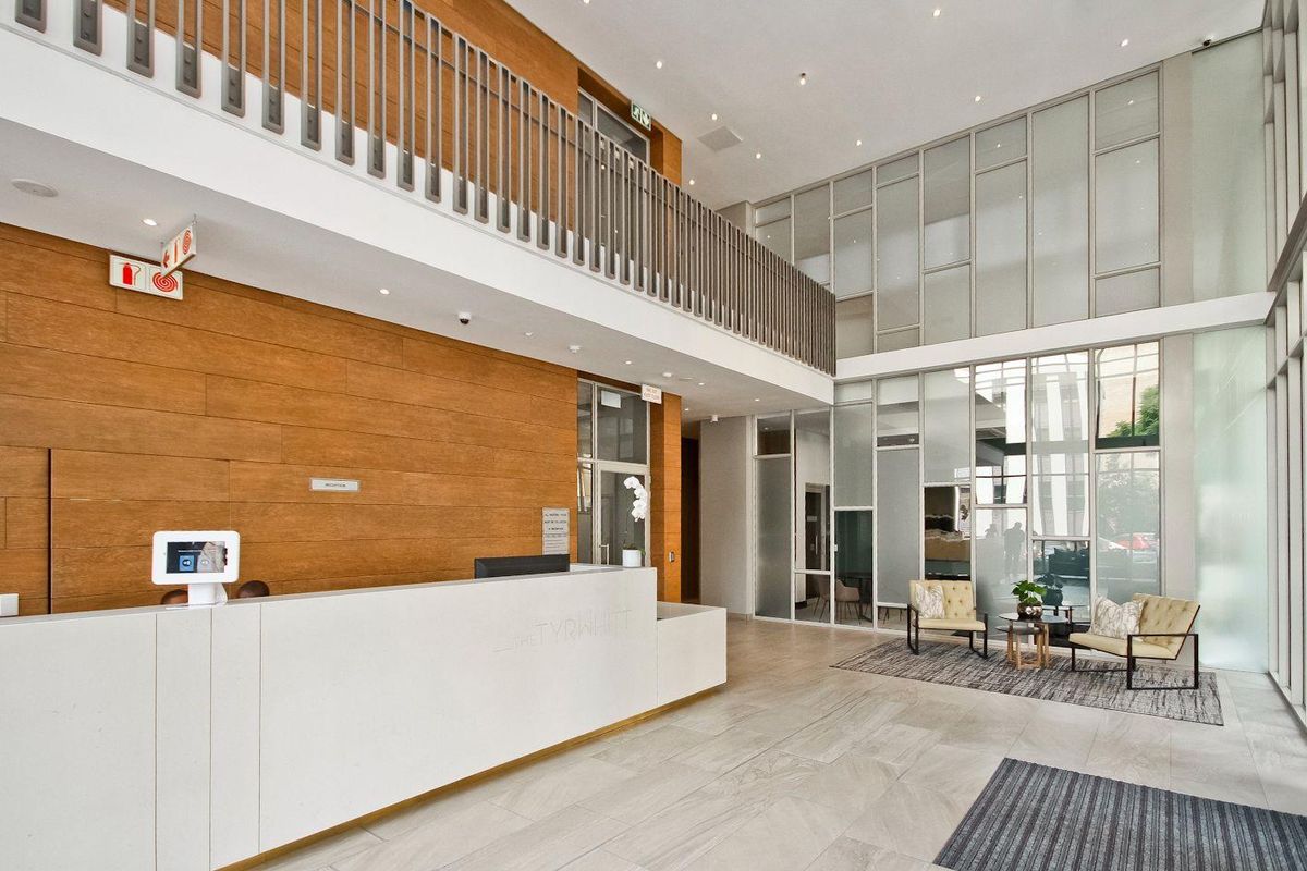 STUPENDOUS 2 BED ULTRA MODERN APARTMENT IN THE ICONIC TYRWHITT COMPLEX - Photo 2