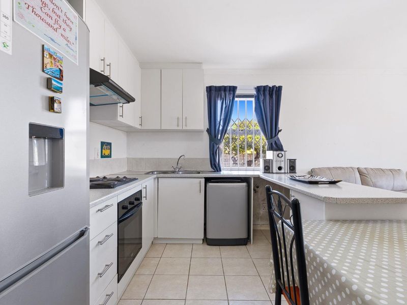 Three Bedroom Family Home - Photo 3