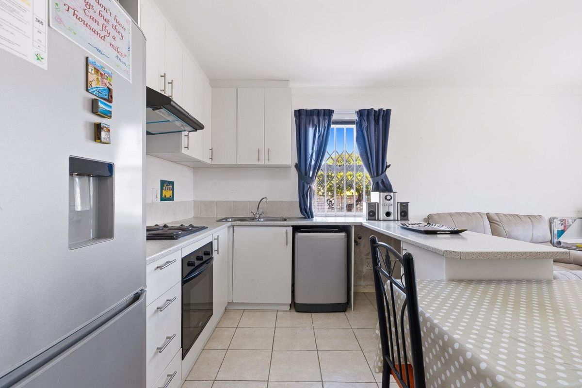 Three Bedroom Family Home - Photo 3