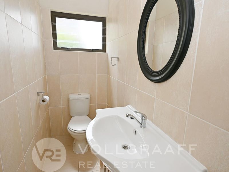 Charming home perfect for family living & entertaining - Photo 6