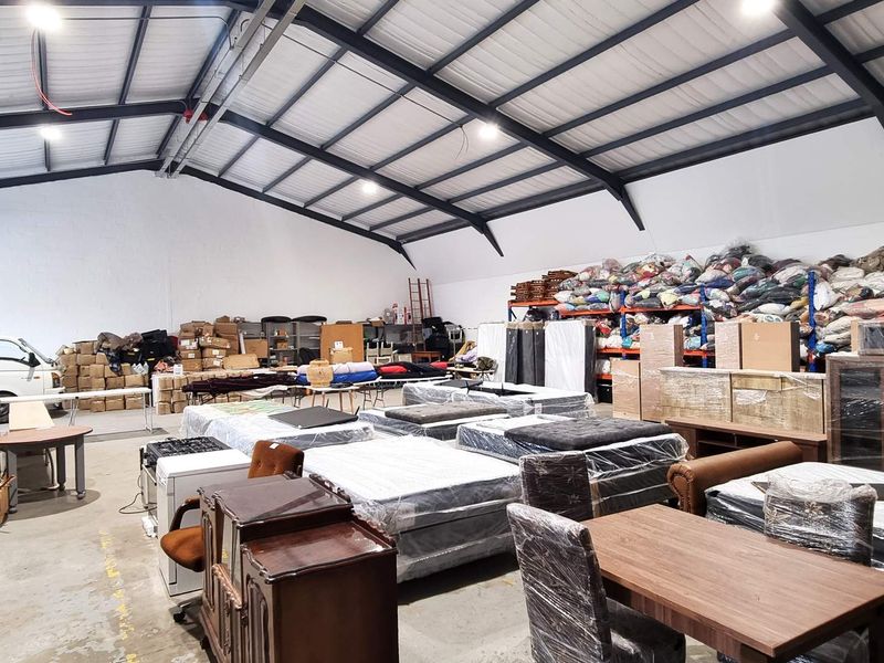 Spacious Refurbished Warehouse in Retreat - Photo 4