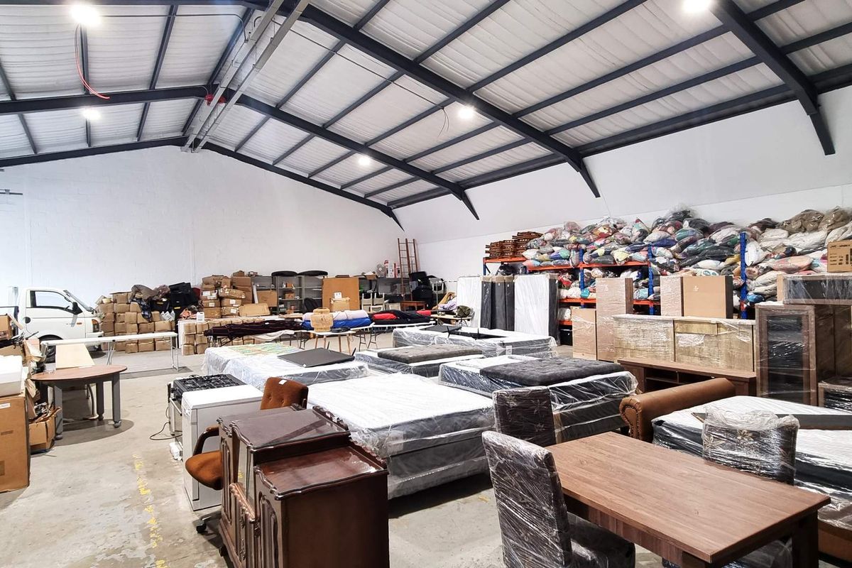 Spacious Refurbished Warehouse in Retreat - Photo 4