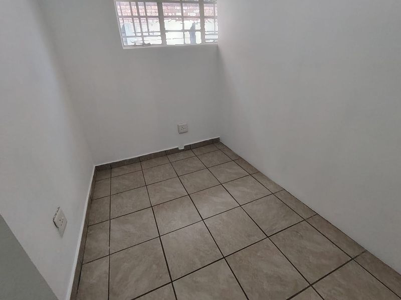 Neat Newly Painted Factory To Let - Photo 8