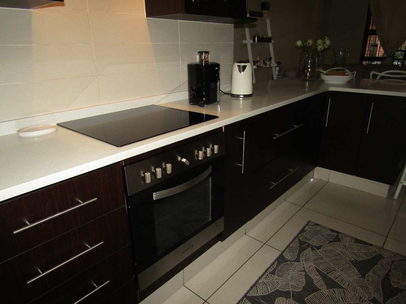 Modern Lifestyle Living - Photo 7