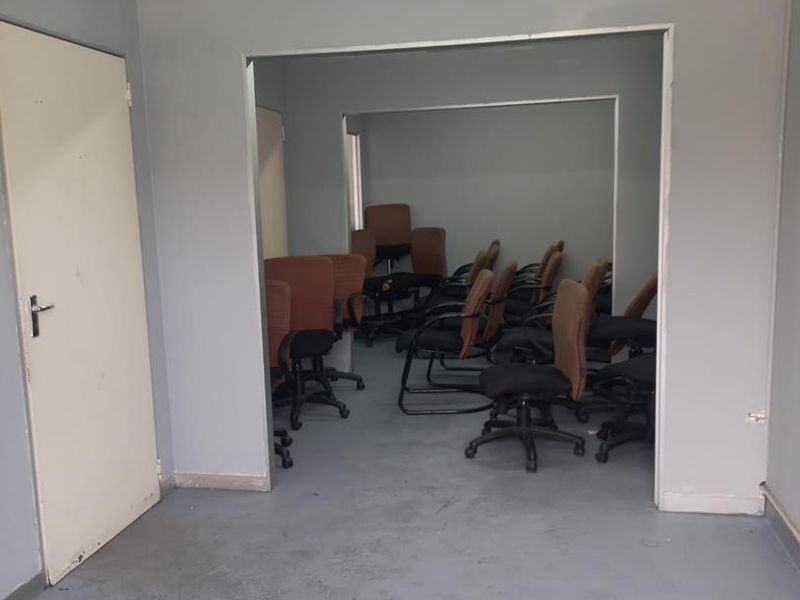 Position your business for success in this well-equipped industrial complex, designed to meet the demands of modern operations. - Photo 4