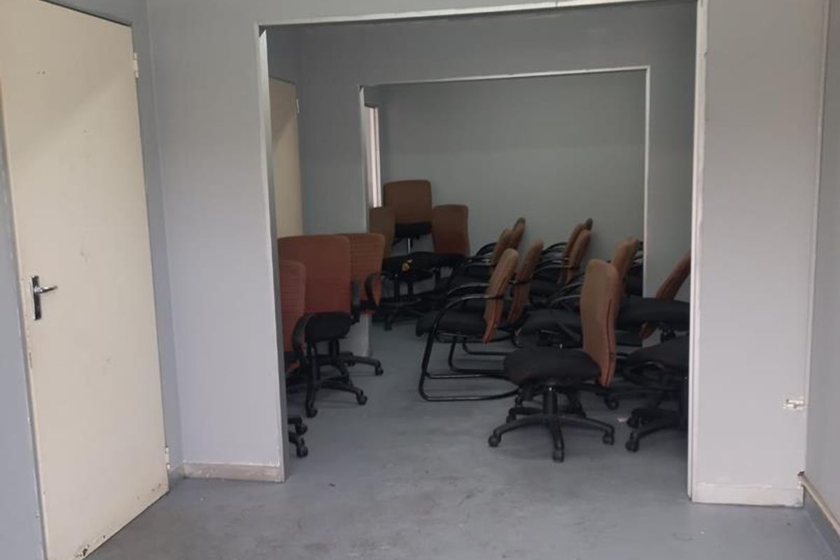 Position your business for success in this well-equipped industrial complex, designed to meet the demands of modern operations. - Photo 4