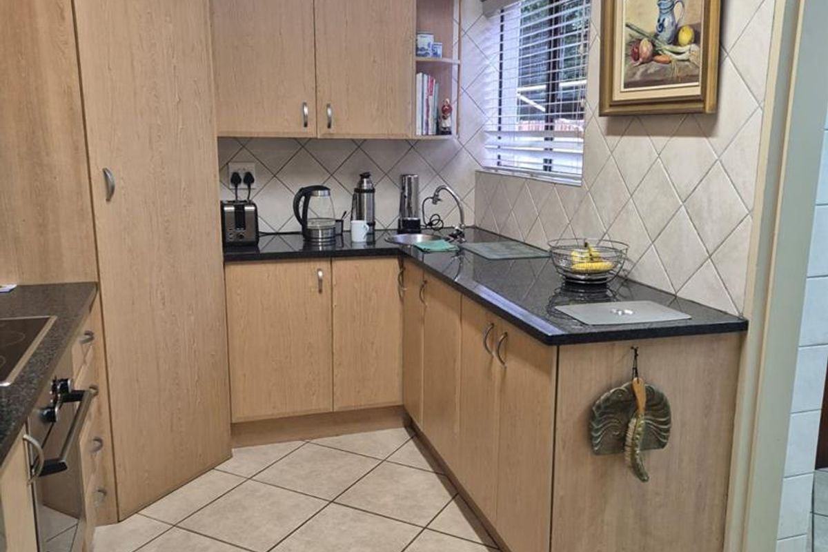 UPMARKET HOME FOR SALE IN THE RETREAT RETIREMENT ESTATE PRETORIA EAST - Photo 5