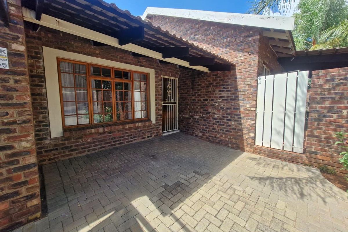 Townhouse in Rhodesdene - Photo 2