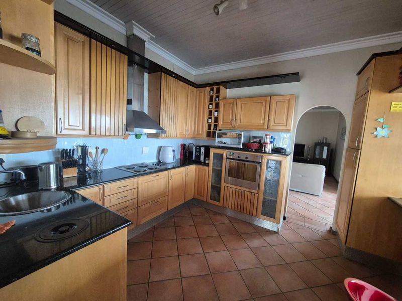 Luxury Hill 3 bedroom house with a view - Photo 8