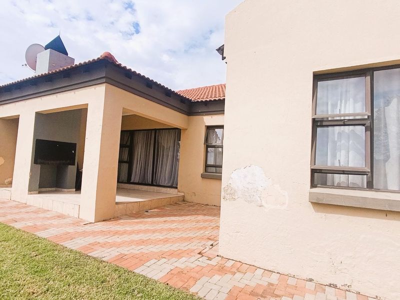 Hot Property Alert: 3-Bed Family Gem in Thatchfield Glen - Photo 2