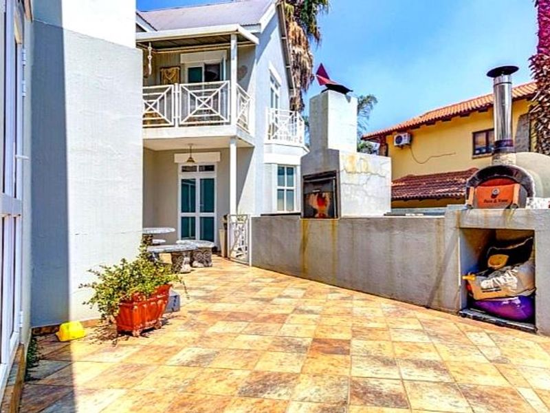 Luxury Family Residence in the Heart of Glen Erasmia Security Boulevard, Glen Marais  Positioned within the prestigious and highly sought-after Glen Erasmia - Photo 3