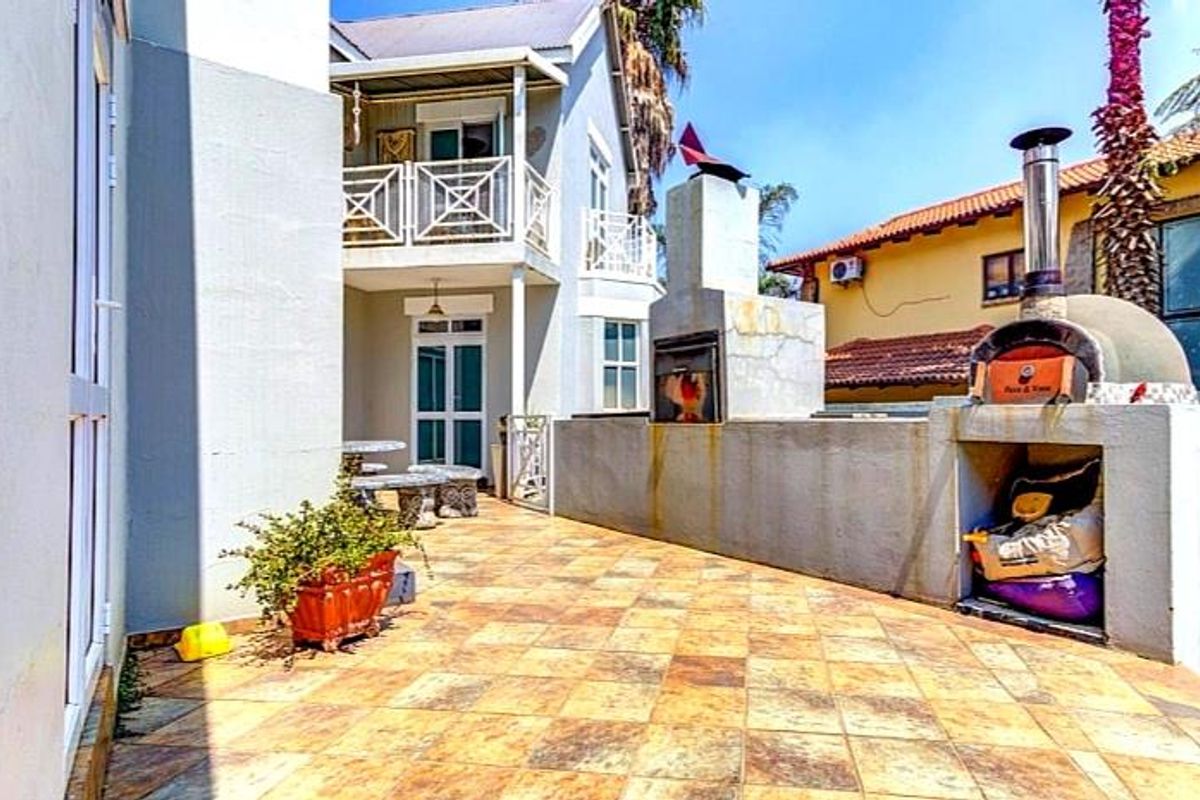 Luxury Family Residence in the Heart of Glen Erasmia Security Boulevard, Glen Marais  Positioned within the prestigious and highly sought-after Glen Erasmia - Photo 3