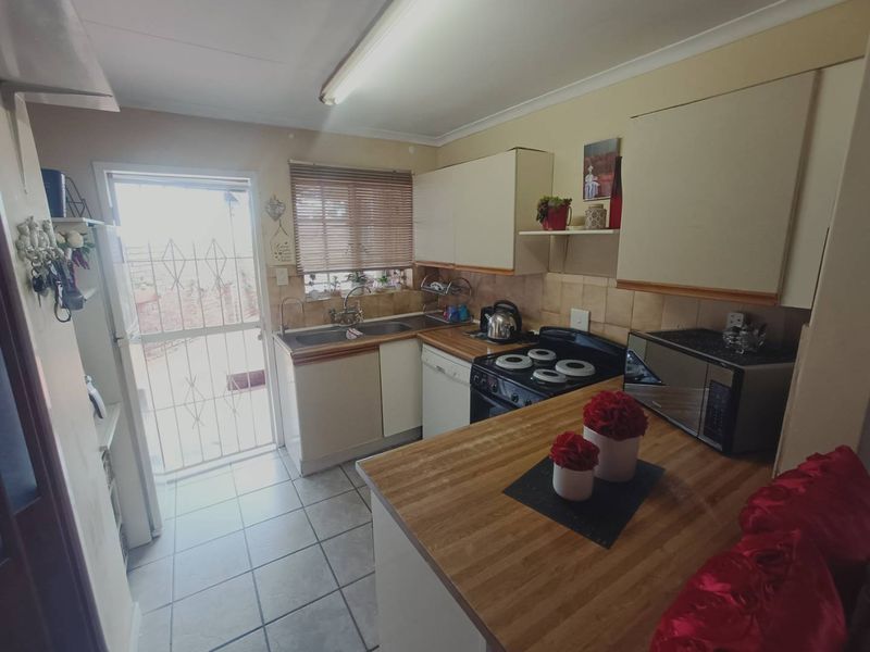 BEAUTIFUL FAMILY HOUSE FOR SALE IN ZWARTKOP!!!! - Photo 2