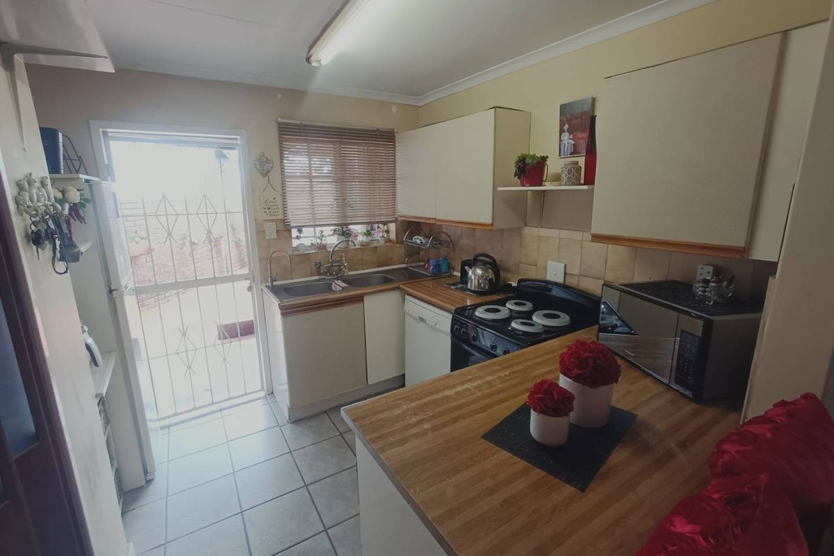 BEAUTIFUL FAMILY HOUSE FOR SALE IN ZWARTKOP!!!! - Photo 2