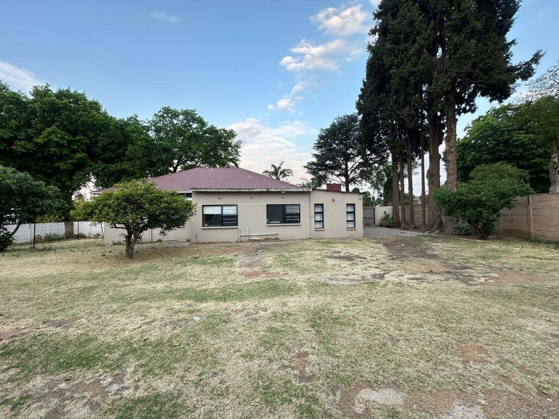 Corner Home with Space to Grow and Modern Comfort - Photo 2