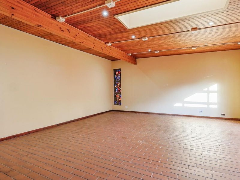 Expansive 9-Bedroom Property on a Generous 1887sqm Lot - Photo 10