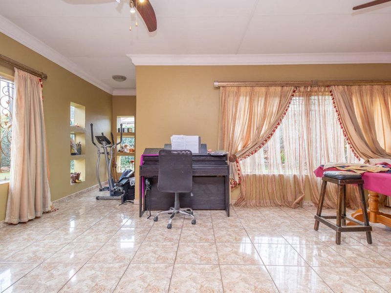 Large family Home in move in condition. - Photo 4