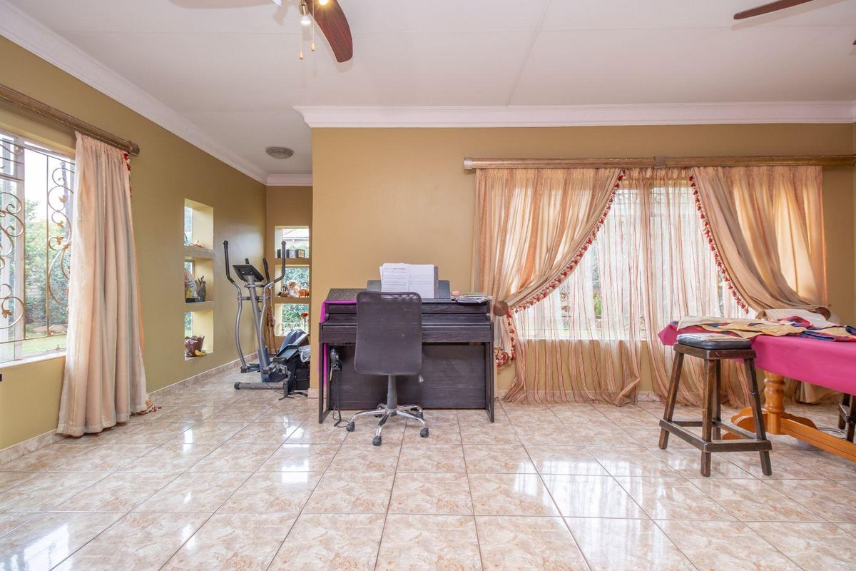 Large family Home in move in condition. - Photo 4