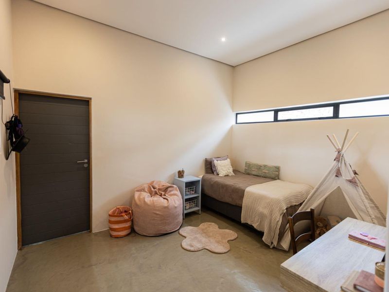 Modern, Private Living in a Prestigious Waterkloof Ridge Street - Photo 7