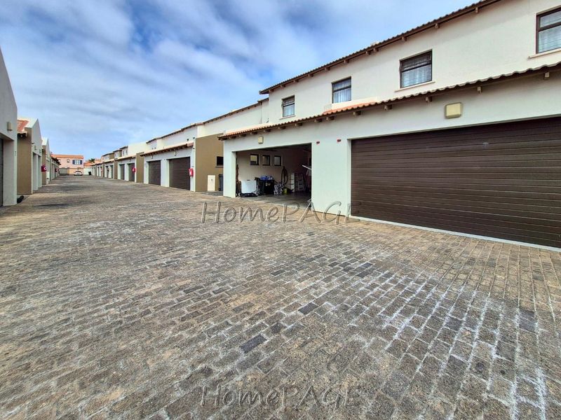 Fairway Estates, Walvis Bay: Neat 3 Bedr unit in Gracemere is for Sale - Photo 2