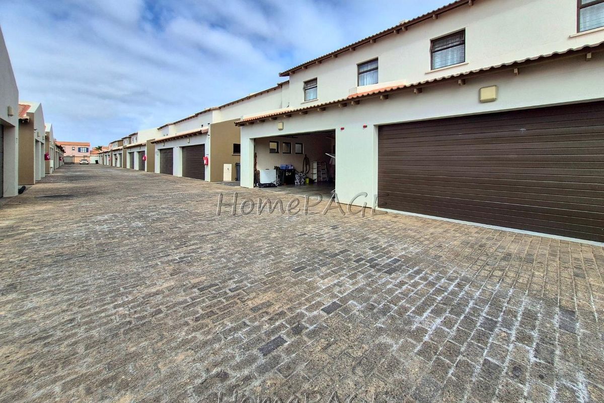 Fairway Estates, Walvis Bay: Neat 3 Bedr unit in Gracemere is for Sale - Photo 2