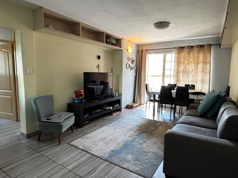 Beautifully Renovated 2-Bedroom Unit in a Sought-After Complex - Photo 4