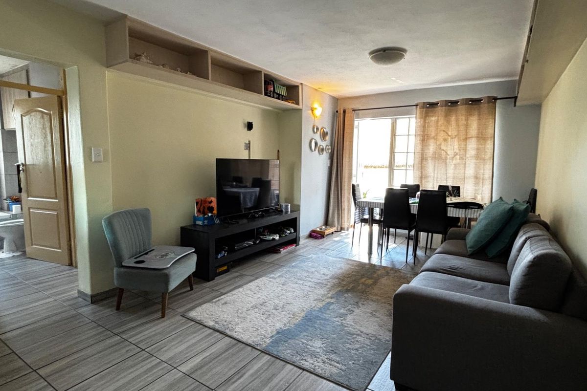 Beautifully Renovated 2-Bedroom Unit in a Sought-After Complex - Photo 4