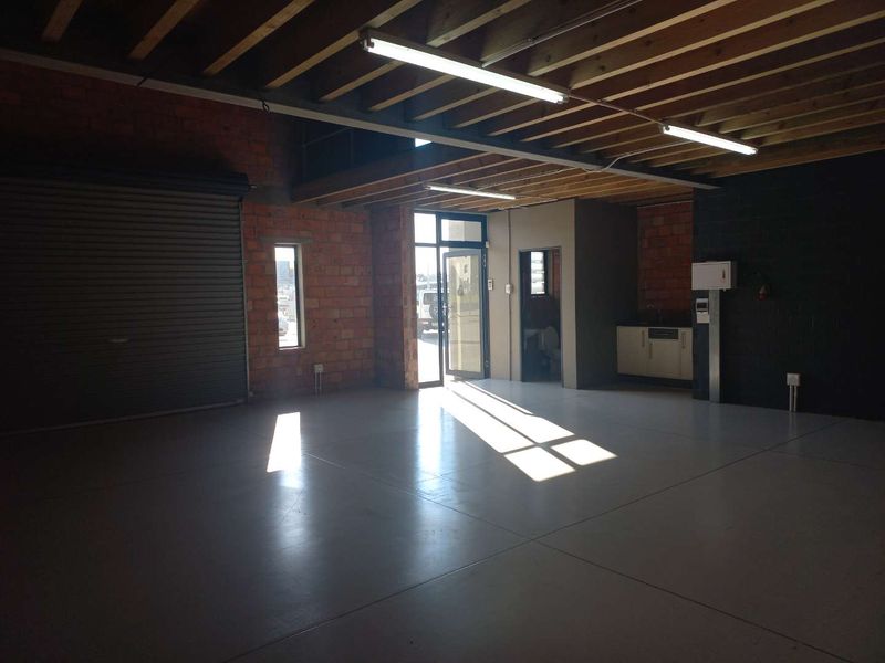 Warehouse in popular area, available immediately! - Photo 2