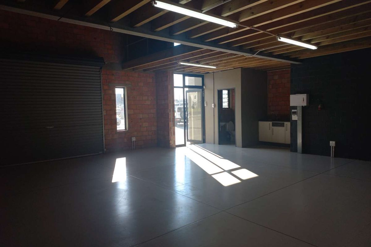 Warehouse in popular area, available immediately! - Photo 2