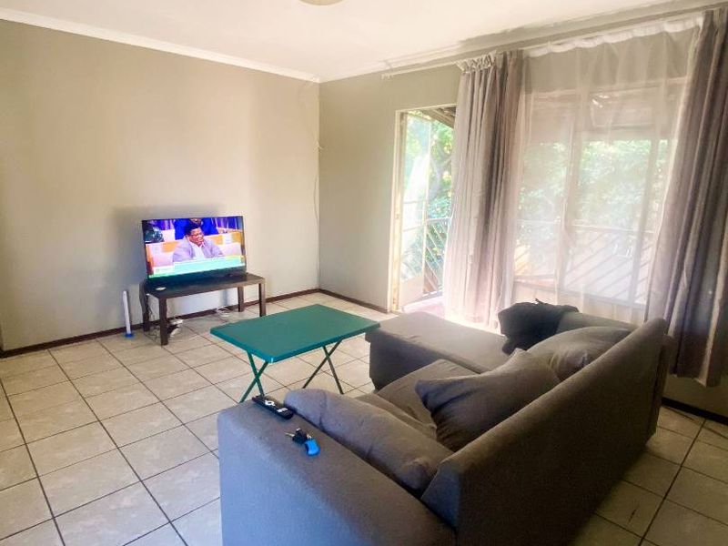 Top-Floor Gem in Oakwood: Cozy 2-Bed with Balcony! - Photo 4