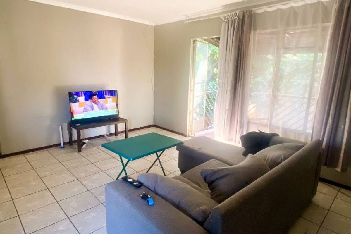 Top-Floor Gem in Oakwood: Cozy 2-Bed with Balcony! - Photo 4